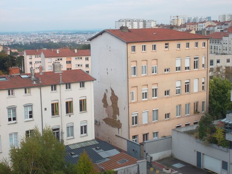 Mur pignon d’un immeuble dit « Canut » construit en pisé de terre et de machefer vers 1870, rue Coste, Caluire-et-Cuire (Ph: E. Mille, CRAterre-ENSAG)